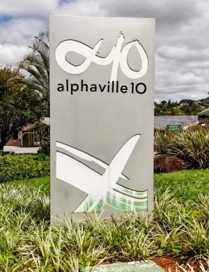 Placa alphaville 10 na entrada